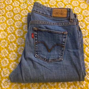 526 Slender Boot Cut Levi Denim Jeans. 6 Medium. Beautiful Floral inner pockets.